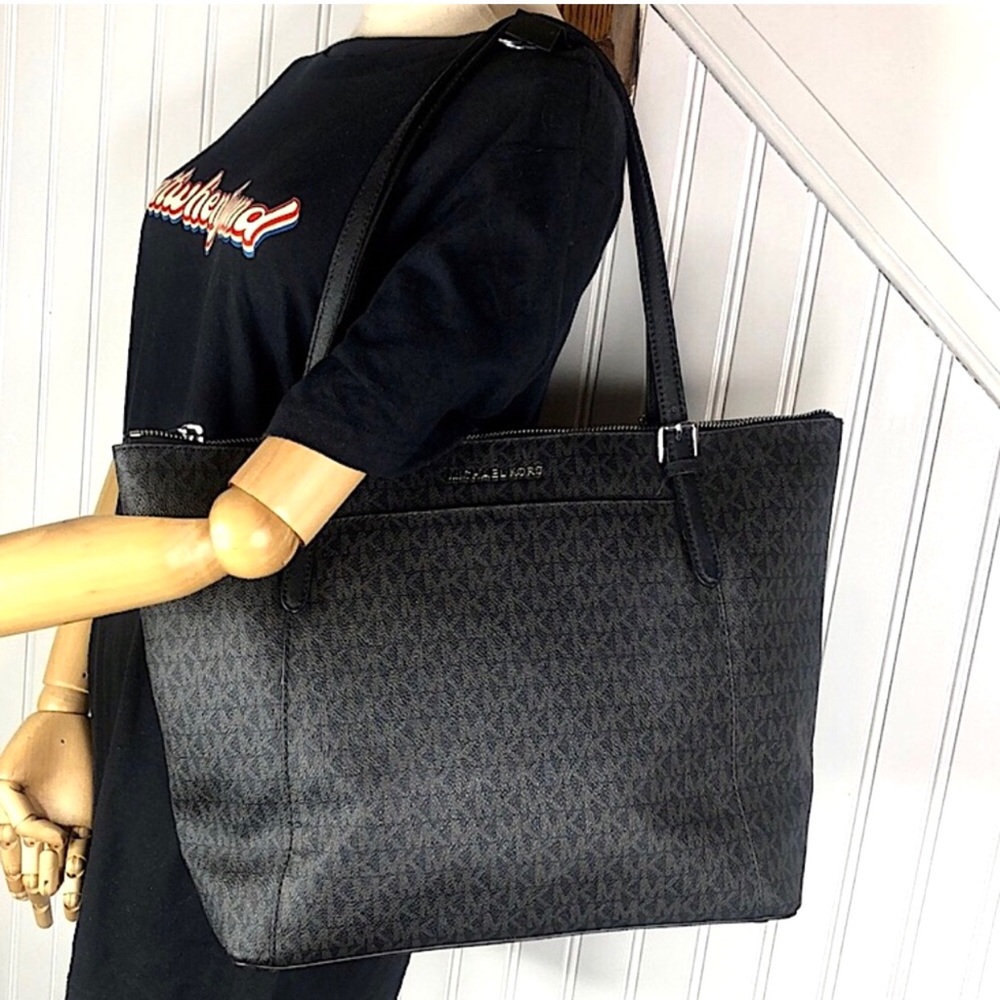 MICHAEL KORS Black Shoulder Strap Top Zipper Shoulder Bag Black Grey Monogram